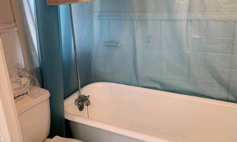 **** Top Floor 2 Bed...