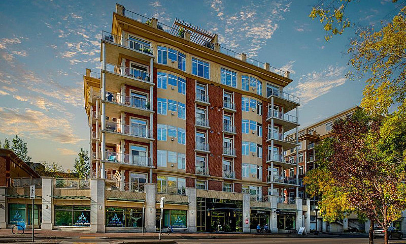 Large 2 Bedroom Cond...