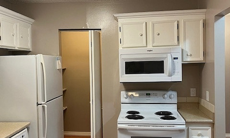 Large 2 Bedroom Cond...