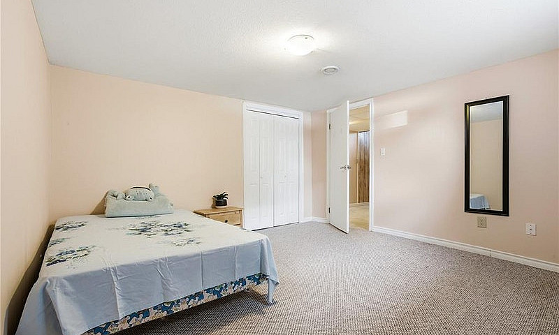 Basement Suite For R...