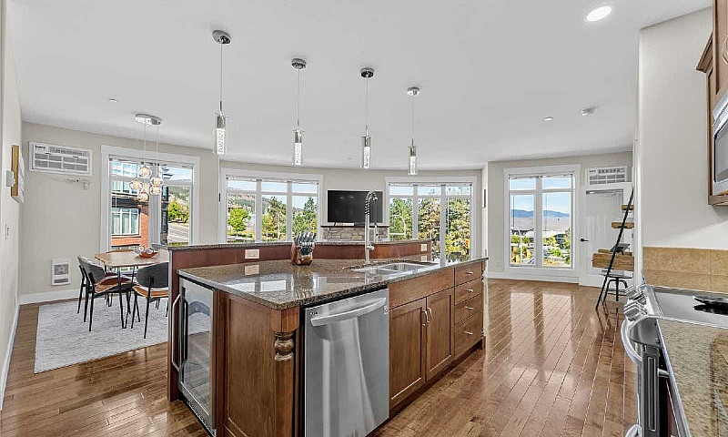 2 Bed 2 Bath Apartme...