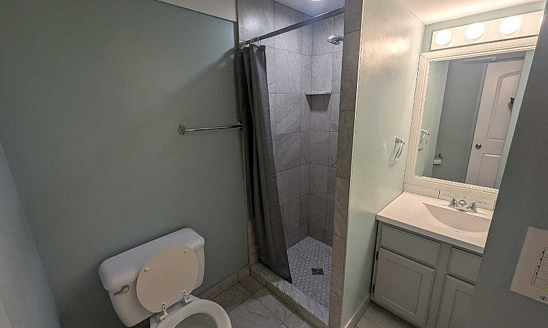 Basement Suite W/ Ut...