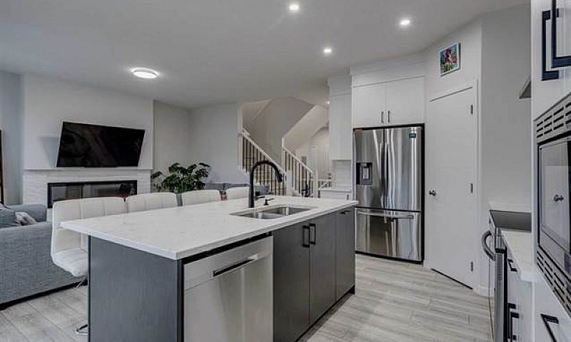 5+0 Beds House For R...