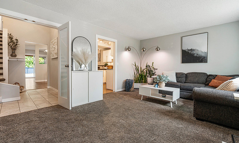 9413 Kingsley Cresce...