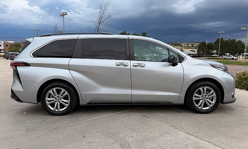 2023 Toyota Sienna X...