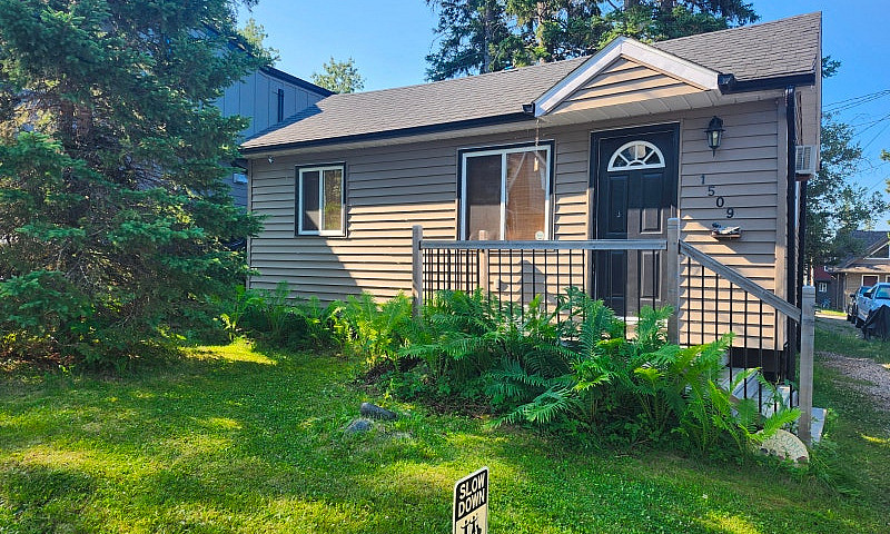 Waskesiu Cabin And L...