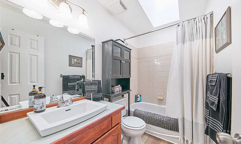 Spacious 5-Bedroom H...