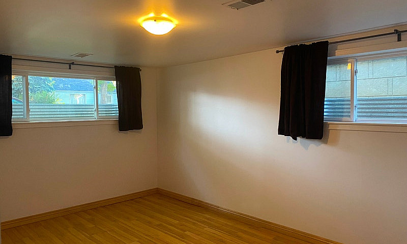 Bright 2 Bedroom Bas...