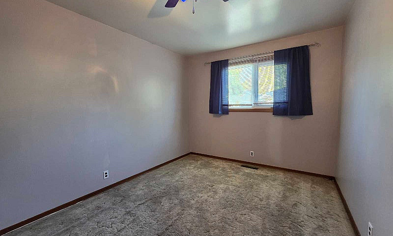 3 Bedrooms House For...