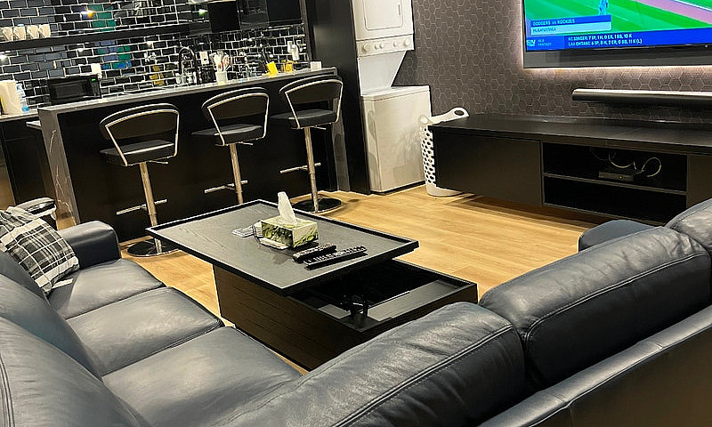 Luxury Furnished 1 B...