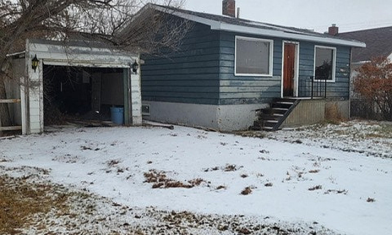 House For Sale In Es...