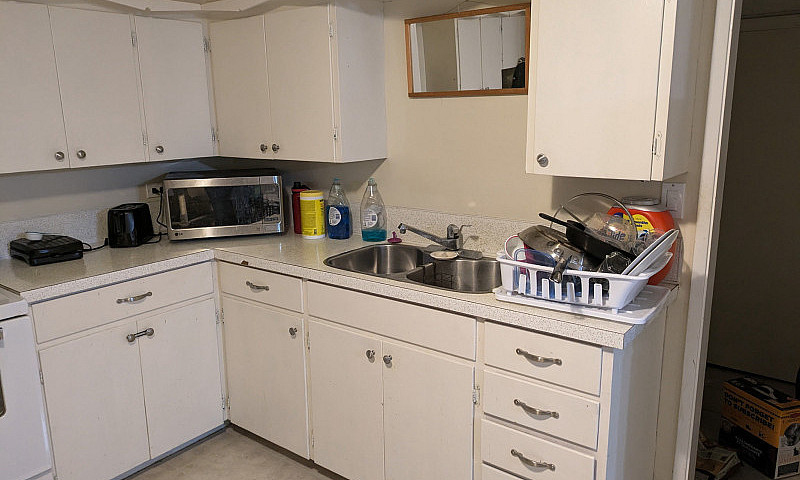 Bachelor Suite For R...