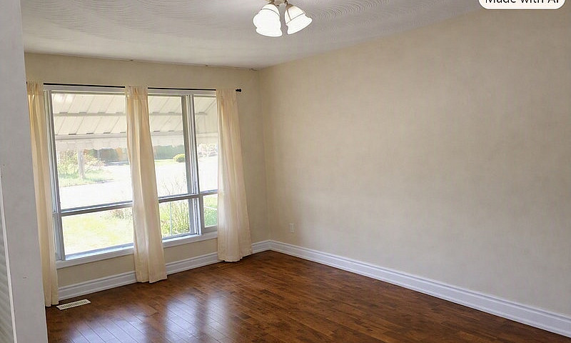 3-Br Main Floor Near...