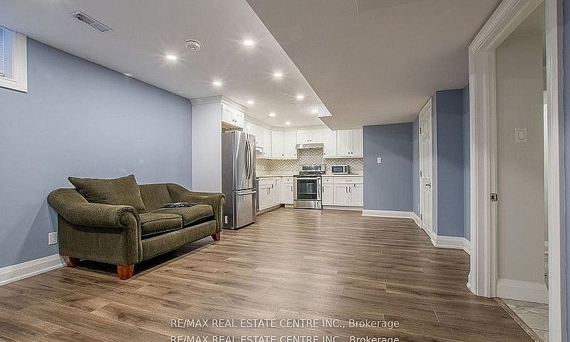 Modern 2-Bedroom Bas...