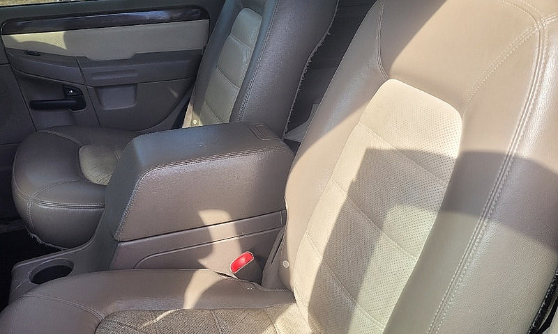 05 Ford Explorer...