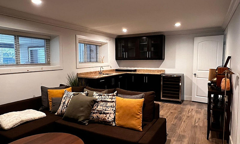 Bright 1 Bedroom Sui...