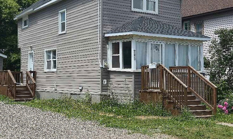 3 Bed 1 Bath House F...