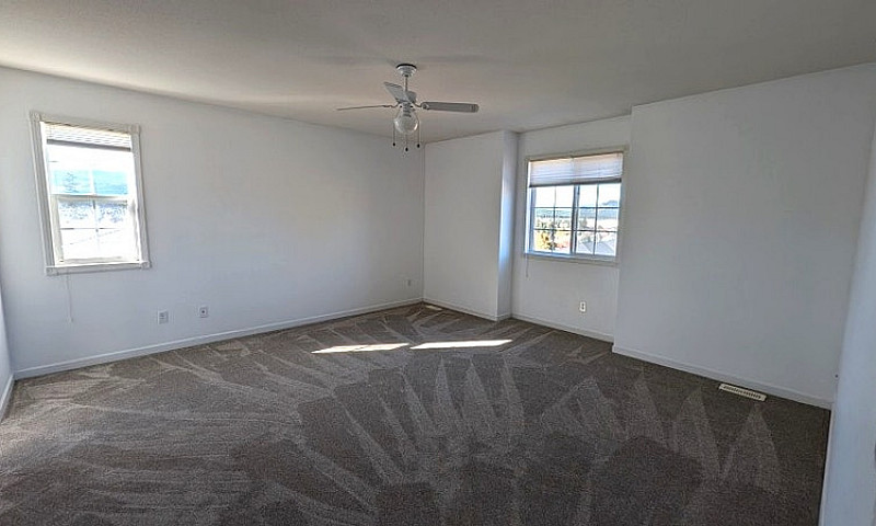 Spacious 6-Bedroom H...