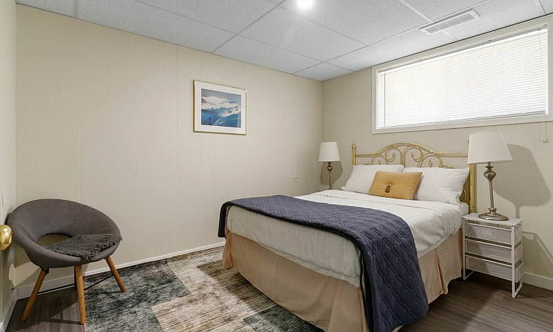 Basement Suite In Gr...