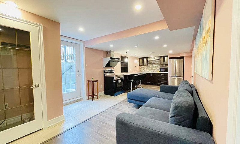 Bright 2-Bedroom Bas...