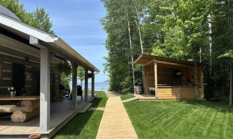  Stunning Lakefront ...