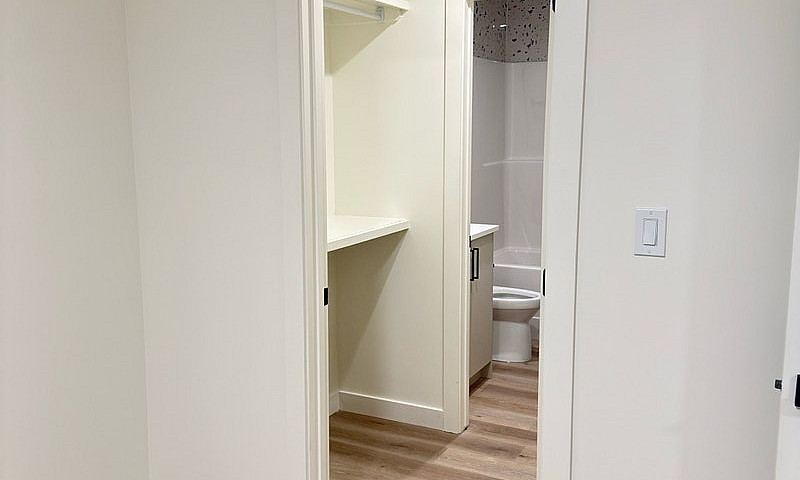 Private 1-Bedroom Su...