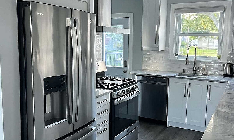 Renovated 2 Bed 1 Ba...
