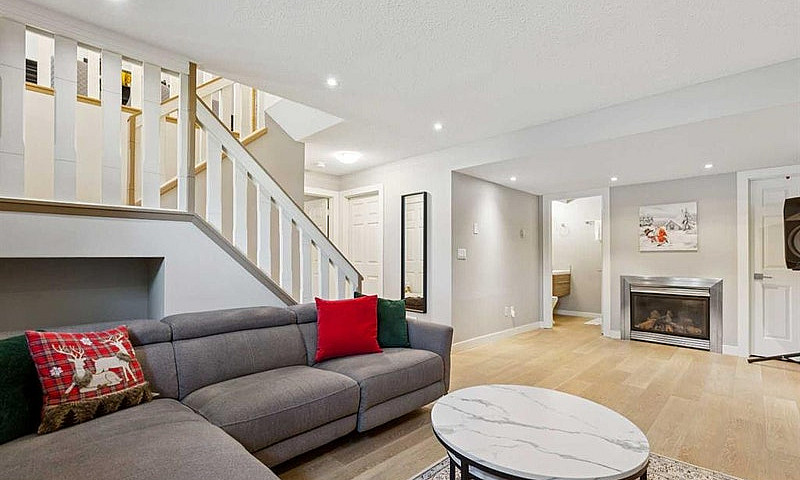Fully Reno 4 Bd 2 Ba...