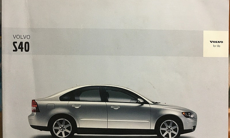  White Volvo S40 200...