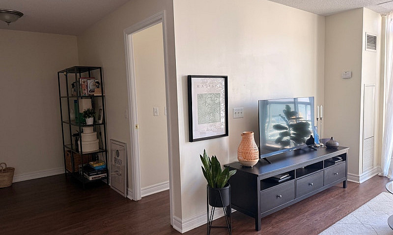 Luxury 1-Bed + Den C...