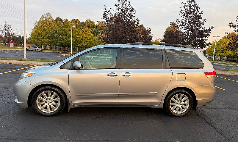 2011 Toyota Sienna X...