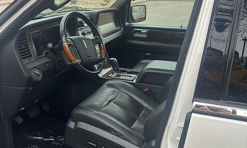 2011 Lincoln Navigat...