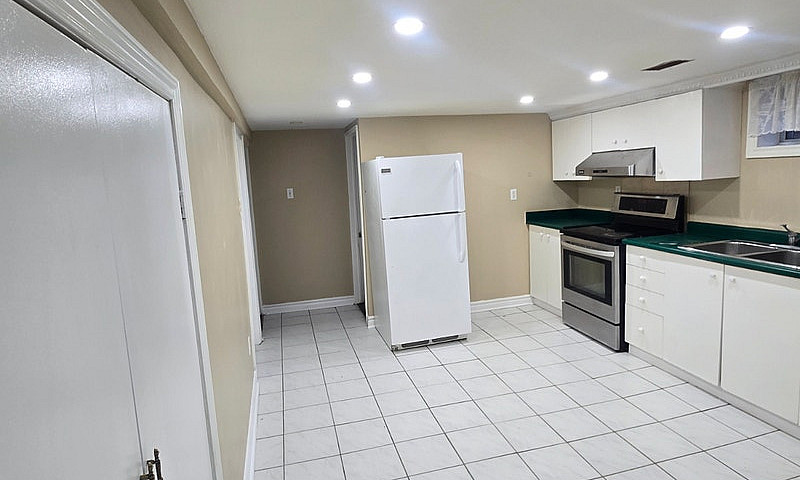Freshly Renovated Ba...