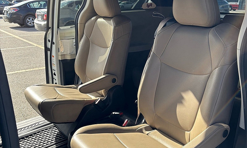 2021 Toyota Sienna X...
