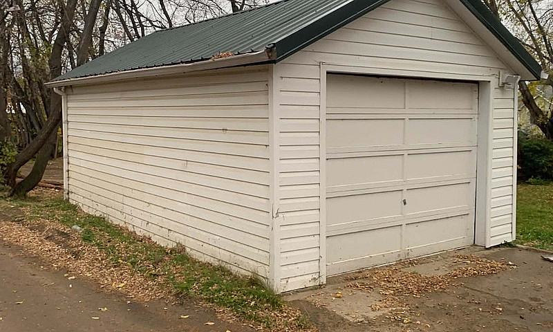 843 13 Street West...