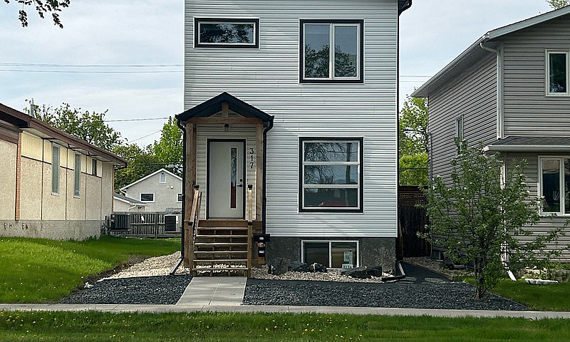 House For Rent In Tr...