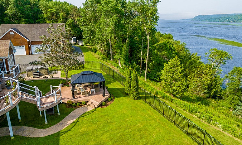 Rare Waterfront Prop...