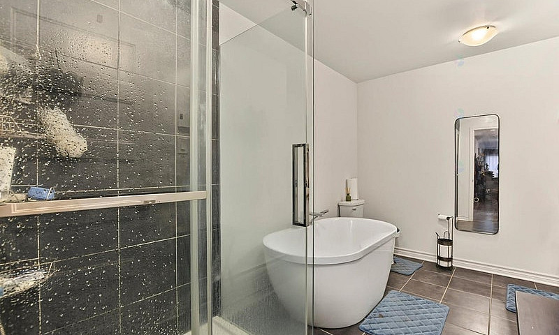 Condo À Vendre, Deux...
