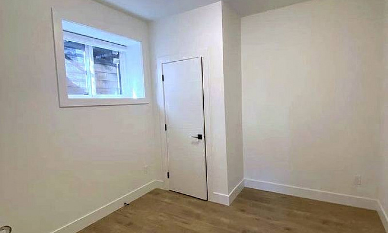 Bright 2-Bedroom Bas...