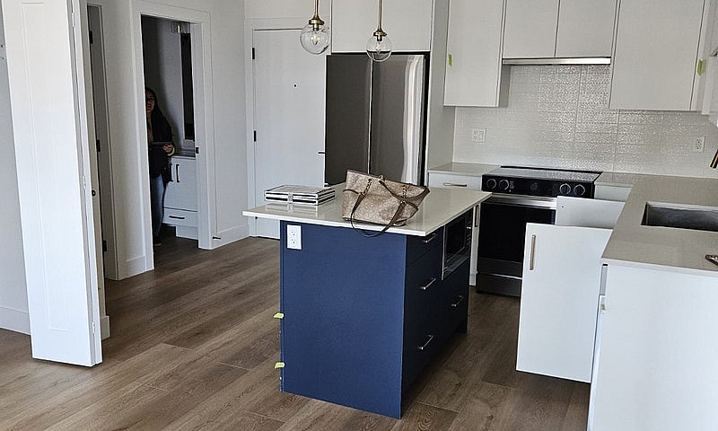 Almost New 2 Bed 2 B...