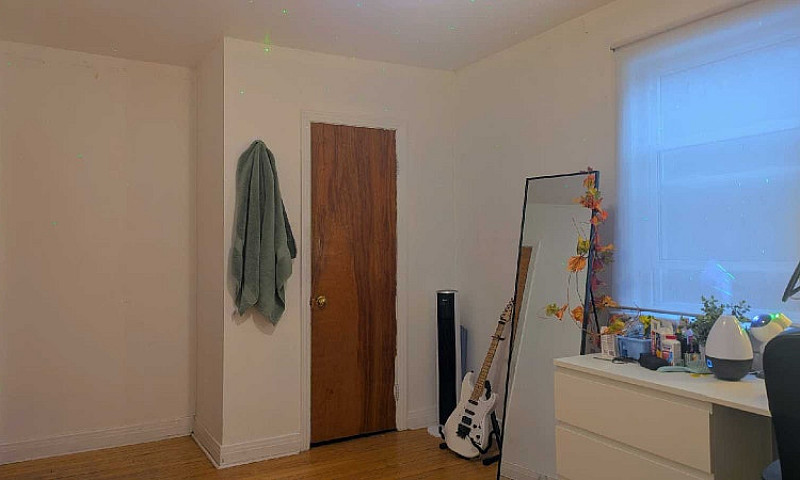 Spacious Room Walkin...