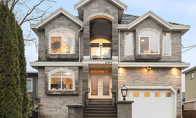 Furnished 4Bd/4Ba Sq...