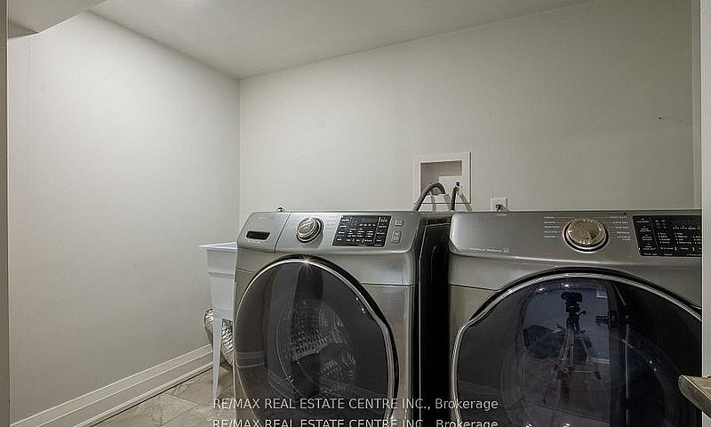 Modern 2-Bedroom Bas...