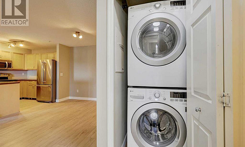 Beautiful 2 Bed +Den...