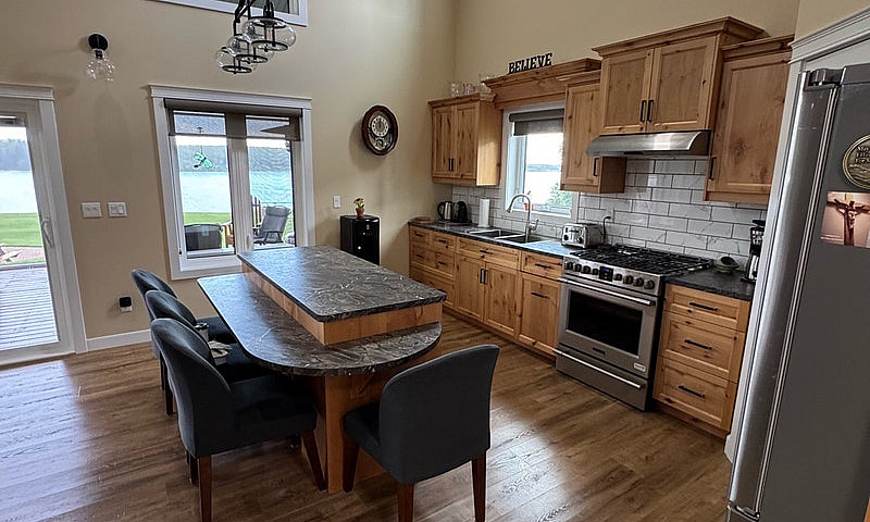 Lakefront 3 Bed 2 Ba...