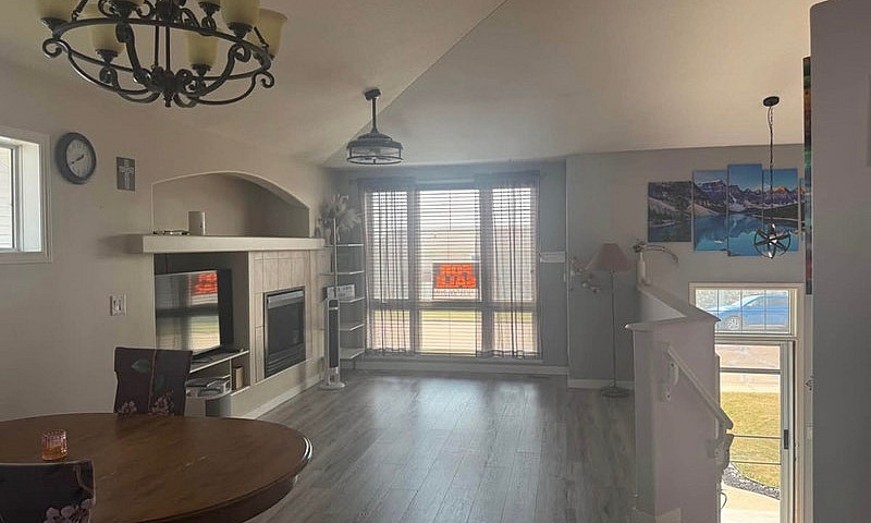 House For Sale - Lac...