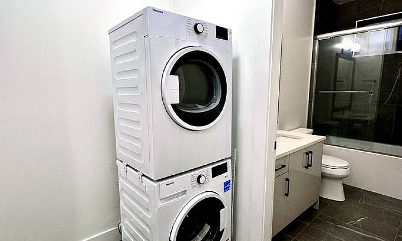 Bright 2-Bedroom Bas...