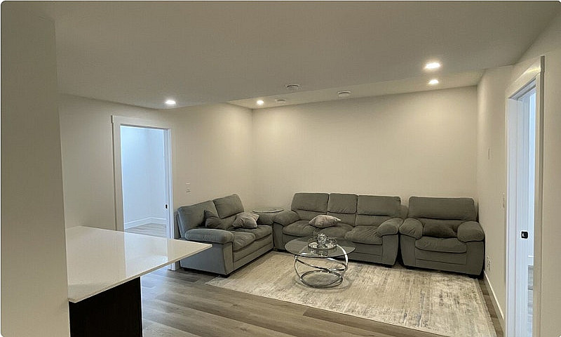Bright & Modern Bran...