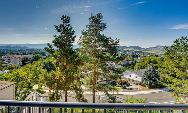 Spacious 2 Bed 2 Ful...