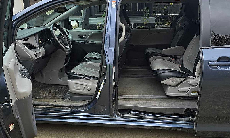 2017 Toyota Sienna L...